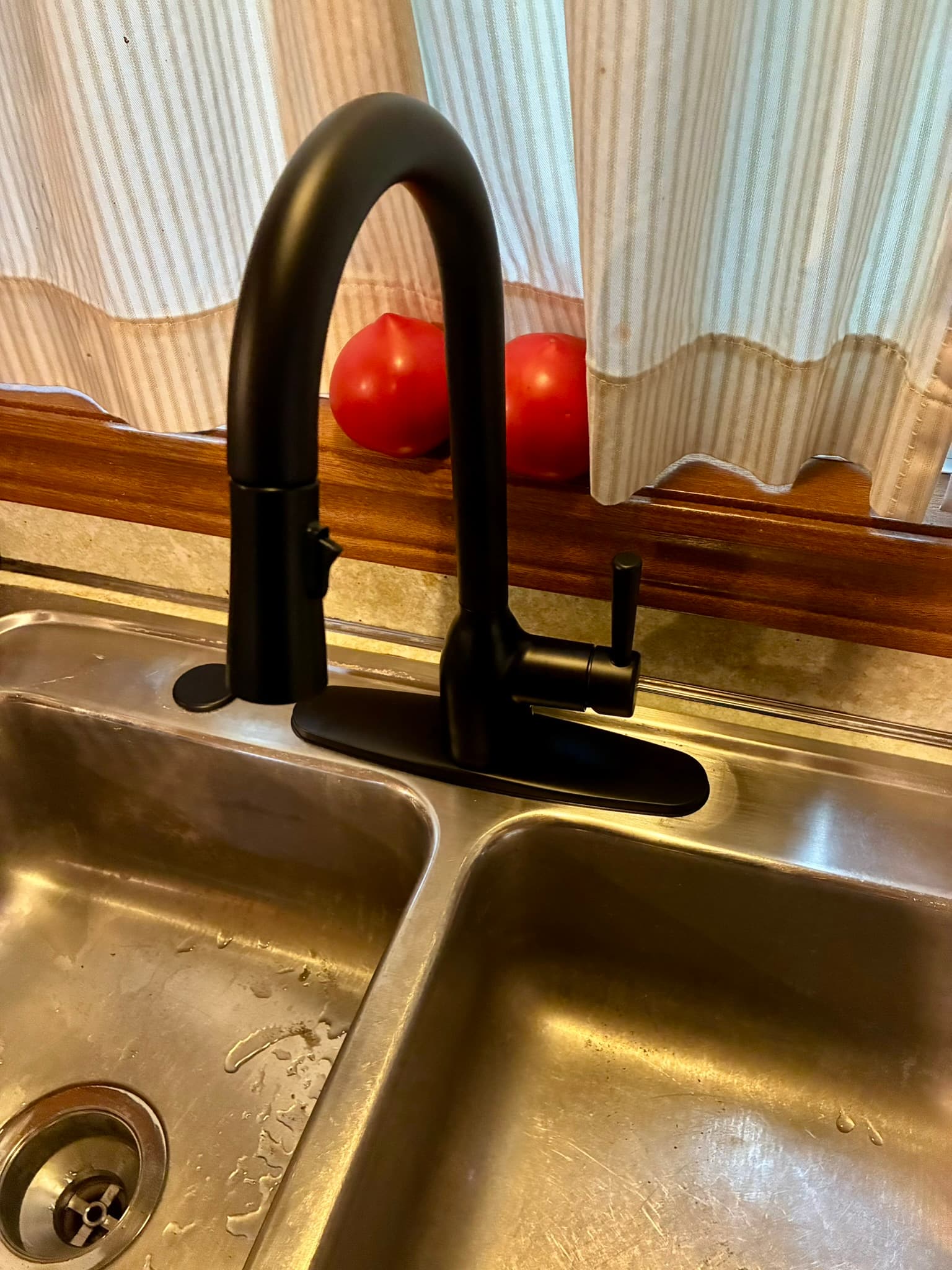 New kitchen faucet after replacement