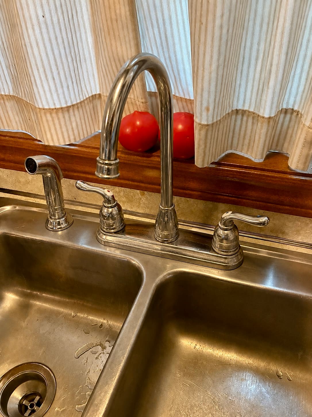 Kitchen faucet before replacement